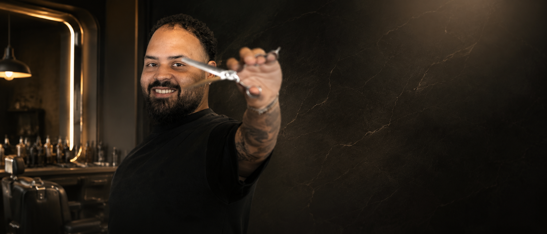 Mestre da Hermano Barbearia com tesoura em mãos