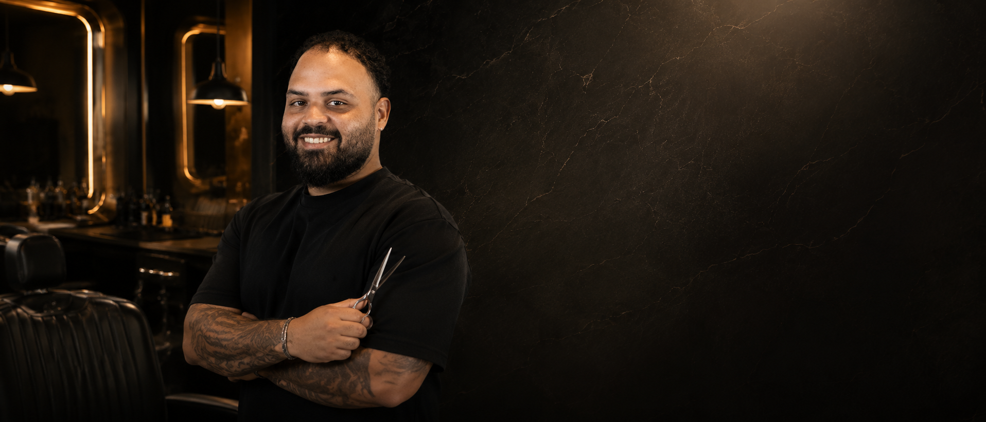 Mestre Hermano com tesoura em destaque